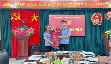 Chi bộ Viện KSND quận Hà Đông tổ chức Lễ kết nạp Đảng viên và trao...